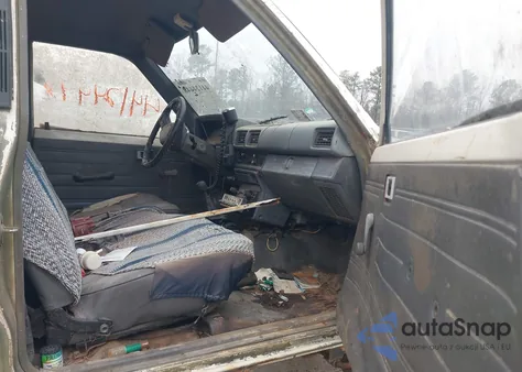 1987 Toyota Pickup Rn63 Std z USA, uszkodzony, nr VIN JT4RN63R7H0128494